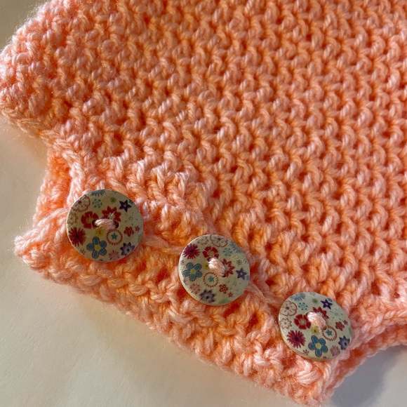Peachy soft hand crochet
Boho baby romper with floral wooden buttons newborn - Picture 2 of 3